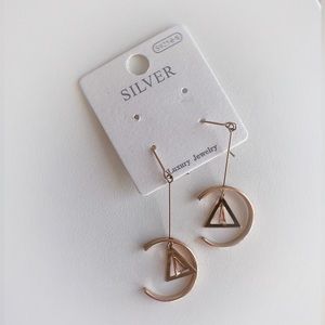 3 for $28🌼 Dainty Dangly Rose Gold earrings